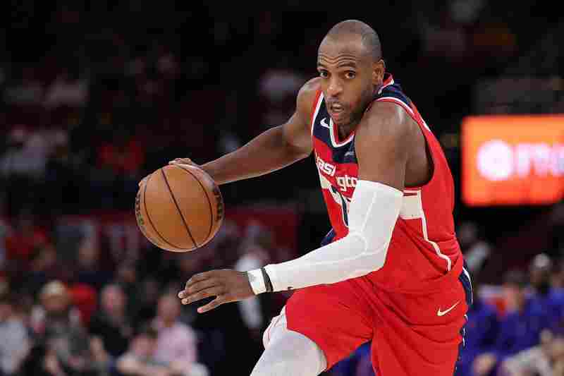 老道！米德爾頓迎著懷特搶投 三分命中還造犯規(guī)打成3+1